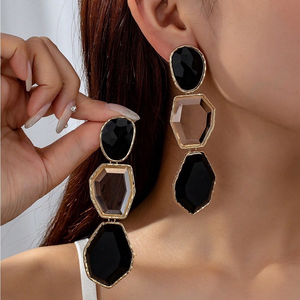 Elegant Black and Gold Geometric Earrings